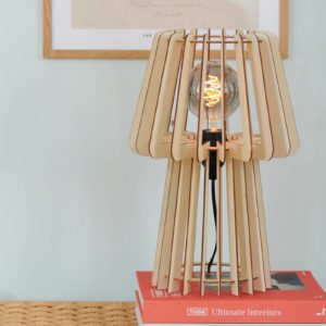 Stolní lampa Groa, světlé dřevo