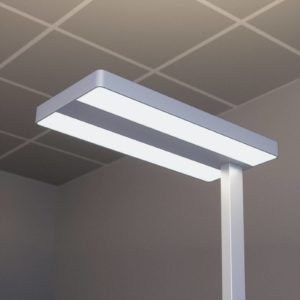 Logan Neo LED stojací lampa 4 000 K dim stříbrná