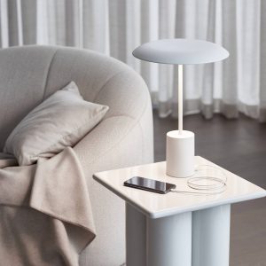 LED stolní lampa Smith z kovu, s USB portem bílá